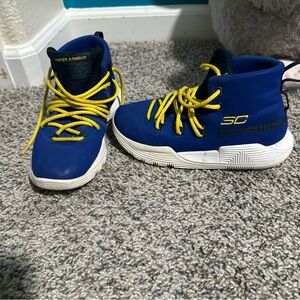 Under armor. Steph Curry. Boys size 1. Basketball shoes.